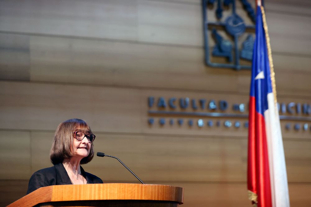 La rectora, doctora Rosa Devés, destacó que “alcanzar los mayores niveles de excelencia académica, sirviendo al mismo tiempo a la institución y a la población nacional, requiere no sólo de talento sino también de esfuerzo personal y de convicciones firmes sobre la responsabilidad de nuestra tarea"